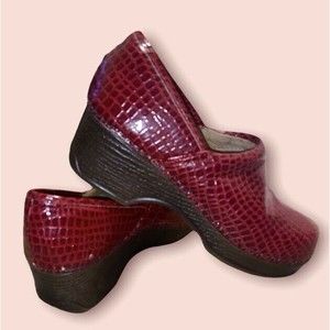 Bass Womens Size 6 M Robyn Red Slip On Clogs - Faux Alligator Nurse Mules/Shoes